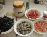 Foto del paso 1 de la receta: Pasta de tiburones, moluscos y gambas