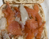 Foto del paso 3 de la receta: Sándwich de chapata con salmón, bacalao y huevo frito