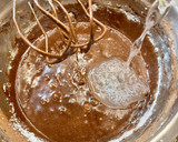 Foto del paso 6 de la receta: Pastel de chocolate con jarabe de cacao