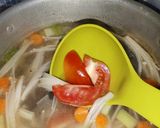 Foto langkah ke 4 dari resep Sup Ayam ala PakMin Klaten dengan Jamur Enoki.