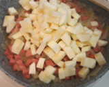 Foto del paso 2 de la receta: Tortilla de calabacín y salchichas al horno