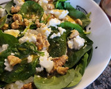 Foto del paso 2 de la receta: Ensalada de espinacas con requesón, nueces y miel