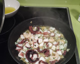 Foto del paso 1 de la receta: Pulpo al ajillo con base de patatas y verdura con huevos a la plancha