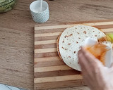 Foto del paso 4 de la receta: Ensalada de pepino y calabacín + salsa de yogur + nachos