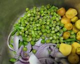 Foto del paso 3 de la receta: Salteado🧅de habichuelas🥘y arvejas🫛🧄🍠