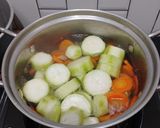 Foto langkah ke 3 dari resep Sayur Bening Oyong Wortel.