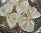 Foto langkah ke 4 dari resep Kulit pangsit goreng pita.