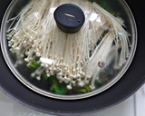 減脂便當(青椒菇菇、小黃瓜玉米、雞肉、燙炒青菜)的食譜步驟6照片