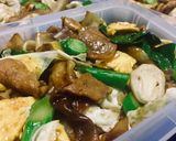 รูปขั้นตอนการทำที่ 4 ของ เบนโตะผัดซีอิ๊วหมูใส่ไข่