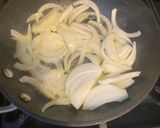 A picture of step 3 of Pan fried salmon with white cream sauce.