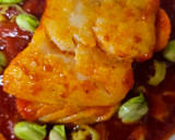 Foto del paso 4 de la receta: Bacalao skrei con salsa de tomate y habitas tiernas