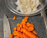 A picture of step 2 of Warming daikon and carrot soup.