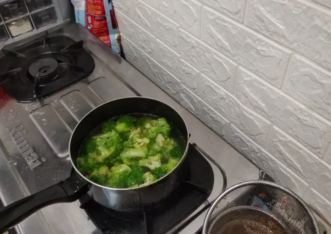 Langkah-langkah untuk membuat Resep CAH BROKOLI pedas ala rumahan