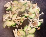 清炒櫛瓜雞腿排義大利麵的食譜步驟1照片