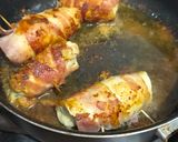 Foto del paso 4 de la receta: Rollitos de pechuga con queso y tocino