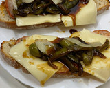 Foto del paso 12 de la receta: Tostas de Lomo con Pimientos Caramelizados y Queso al Smith