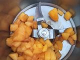 Helado de nectarina relleno de arándanos y cerezas