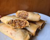 Foto langkah ke 4 dari resep Cheeseburger spring roll.
