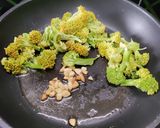 A picture of step 2 of White Sauce Broccoli Pasta.