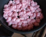Foto del paso 3 de la receta: Longaniza con salsa de alcachofas