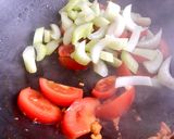 Hình bước làm 4 của món Nui Xào Cá Ngừ Hộp & Cà Chua Phủ Phô Mai