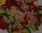 Foto del paso 2 de la receta Ensalada de aguacate tomate y atun