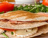 Foto del paso 3 de la receta: Quesadilla con hummus de tomates secos