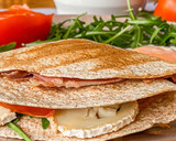 Foto del paso 3 de la receta: Quesadilla con hummus de tomates secos