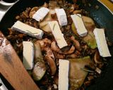 Gombás camembert kurkumás rizzsel recept fázis 6 fotója