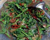 Foto langkah ke 3 dari resep 1011. Cah Kangkung Saus Tiram.