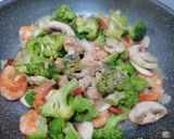 Foto langkah ke 3 dari resep Cah Brokoli Jamur Udang.