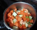 Foto del paso 1 de la receta Crema de zanahorias y calabacín con arroz y batata