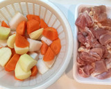 Foto langkah ke 1 dari resep Simple Nikujaga 🐓 Ayam rebus kentang 🥔 dan wortel 🥕.