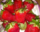 A picture of step 2 of Strawberry n banana shake.
