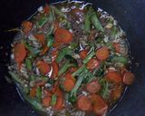 Foto langkah ke 5 dari resep Oseng Brokoli Daging Wortel.