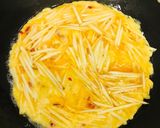 Foto langkah ke 4 dari resep Telur dadar 筊白筍,waterbamboo.