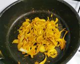 Une image de l'étape 3 de Dahl de lentilles, patates douces, poulet.