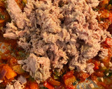 Foto del paso 3 de la receta: Empanada rápida de verduras y atún 🥒🍅
