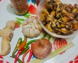 Gambar langkah 1 resipi 18:5:24 - Kerang goreng rencah tumbuk.