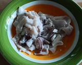 Foto del passaggio 2 della ricetta Calamari in umido con piselli e bruschette di pane