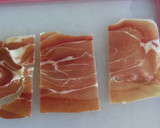Foto del paso 3 de la receta: Brochetas de sandía, jamón, queso y cherrys