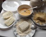 Foto del paso 1 de la receta: Halloumi rebozado y frito con guisantes y tomatitos en rama baby