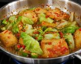 Foto langkah ke 3 dari resep Tumis Tahu Pedas Okra & Lettuce.