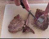 Foto del paso 6 de la receta: Chuleta de cerdo, salsa de mostaza y encurtidos