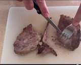 Foto del paso 6 de la receta: Chuleta de cerdo, salsa de mostaza y encurtidos
