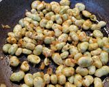 Foto del paso 5 de la receta: Habas con huevo poché