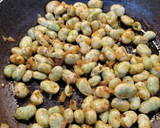 Foto del paso 5 de la receta: Habas con huevo poché