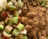 Une image de l'étape 1 de Crumble rhubarbe pommes au granola.