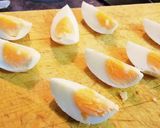 Foto del paso 8 de la receta: Huevos duros  con sofrito de tomate y pan frito