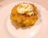 รูปขั้นตอนการทำที่ 6 ของ Corn and chicken fritters (ข้าวโพดกับอกไก่ทอด) coleslaw and sour cream